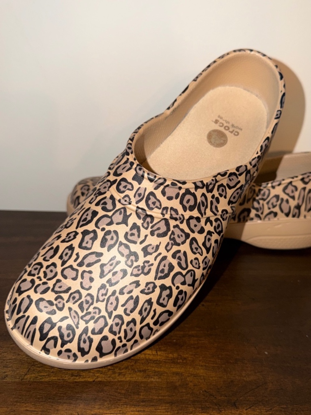 Women's Crocs At Work Neria Leopard Clogs Slip Resistant Shoes Sz 9